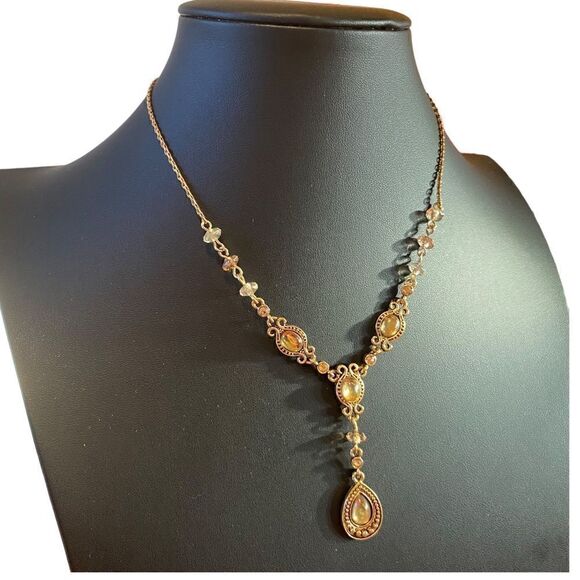 Avon Vintage Gold Toned Jeweled Necklace w/ beautiful detailing. - Picture 2 of 6
